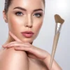 صورة مقرّبة لفرشاة الهايلايتر من فارماسي بتفاصيل دقيقة