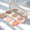Application de la palette visage pêche sur modèle femme