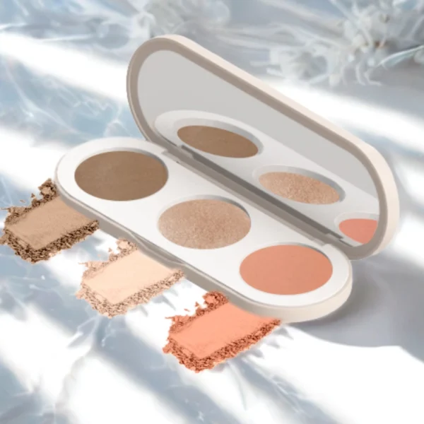 Application de la palette visage pêche sur modèle femme