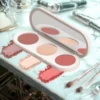 Application du produit sur le visage d’un modèle