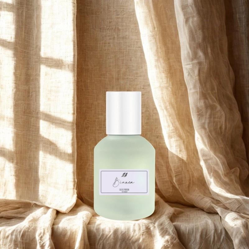 Femme appliquant Bianca Eau de Parfum